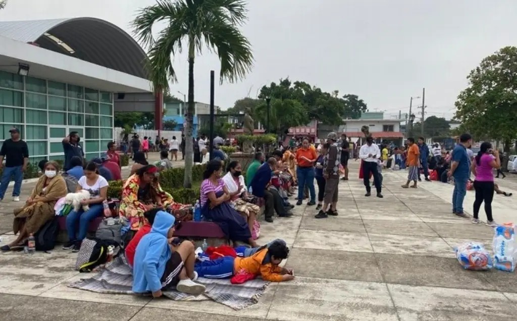 Evacúan a más de 400 personas de Coatzacoalcos por fuga de amoniaco en