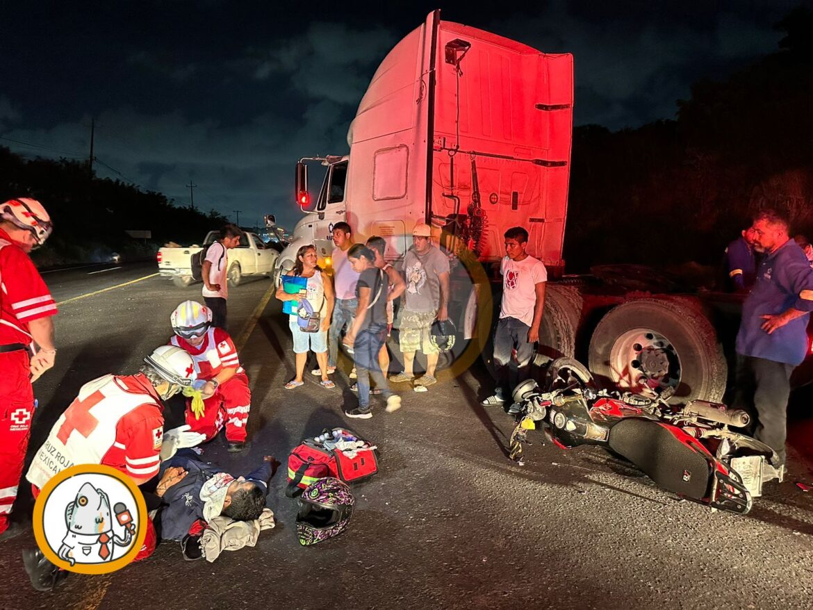 Motociclista se impacta contra un tráiler sobre la carretera Xalapa