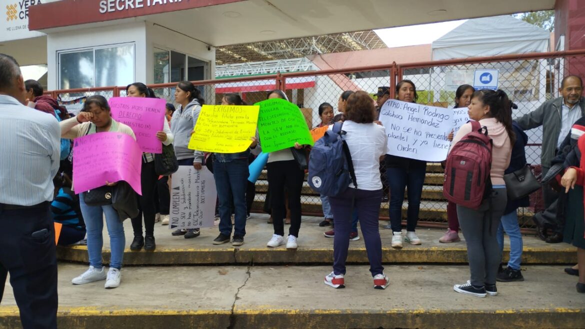 Padres de familia toman la SEV para exigir la asignación de maestro