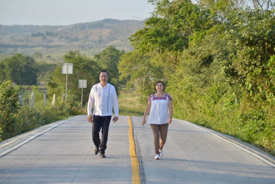 ¡Otra obra más! Muestra Cuitláhuac García conclusión de carretera en Álamo