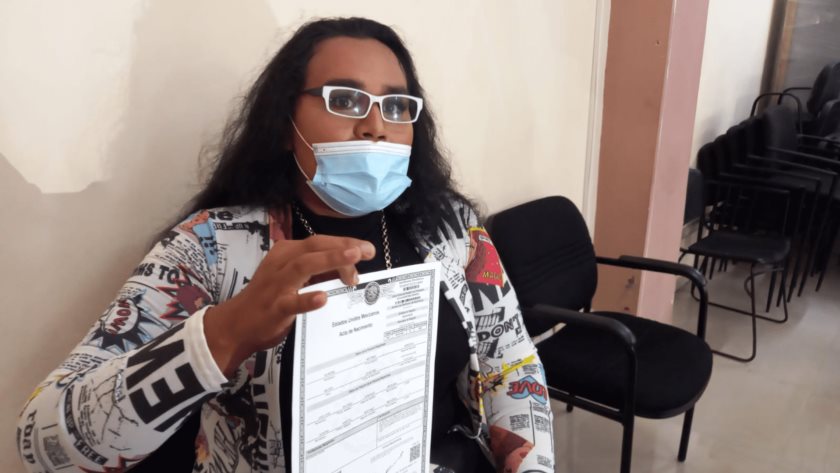 Mujer trans obtiene acta de nacimiento actualizada a su género, en Coatzacoalcos