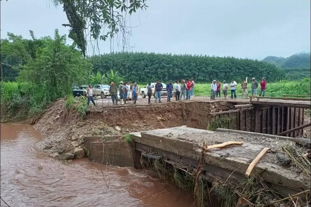 Comunidades De Uxpanapa Quedan Incomunicadas Tras La Caída De Puente 3356