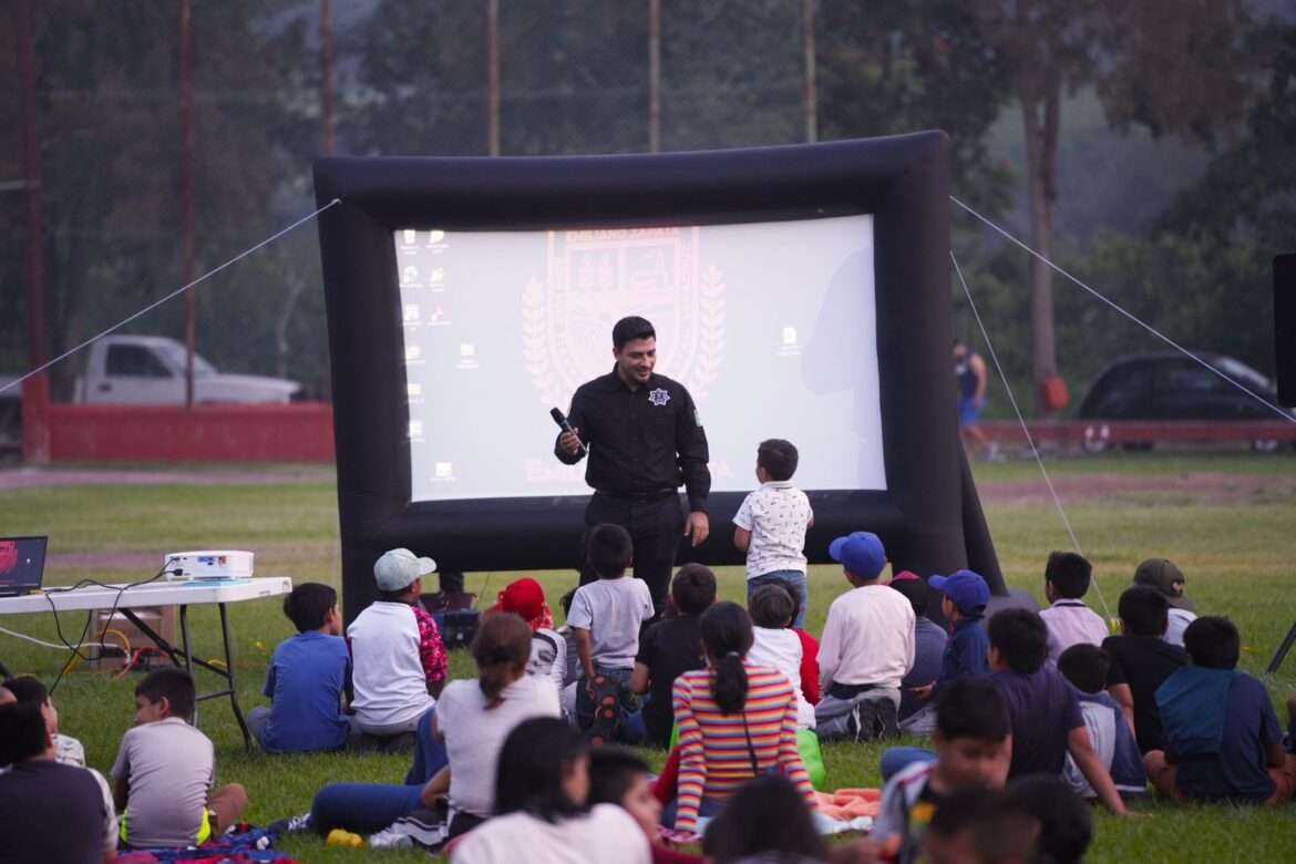 Familias disfrutan del Cine Comunitario “Proyección para la Prevención” en Emiliano Zapata