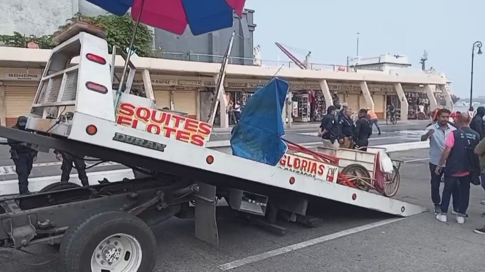 Corren a comerciantes jarochos del Malecón de Veracruz y se arma la trifulca