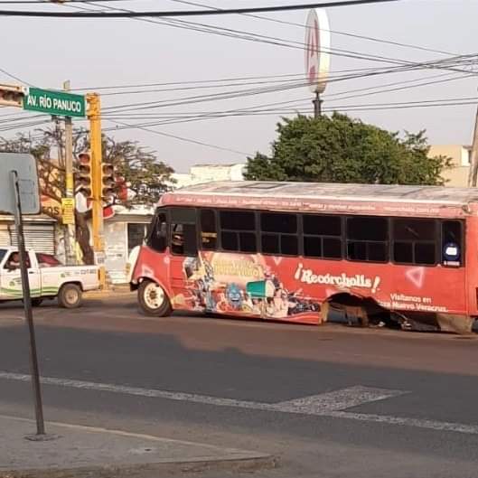 Explotan las redes luego de que urbano de quedara sin eje en Veracruz