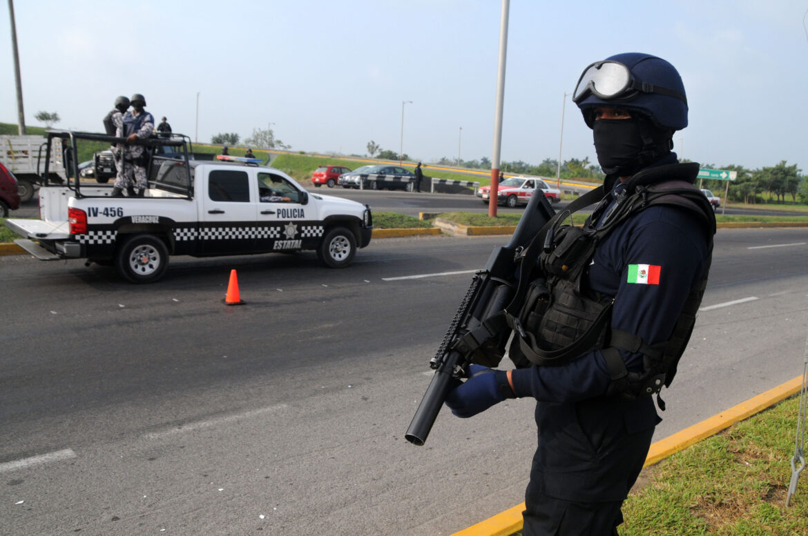 Capturan a tres personas y les aseguran más de ocho kilos de marihuana, en Poza Rica