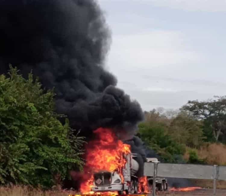 Pipa arde en llamas sobre la carretera Córdoba-Veracruz