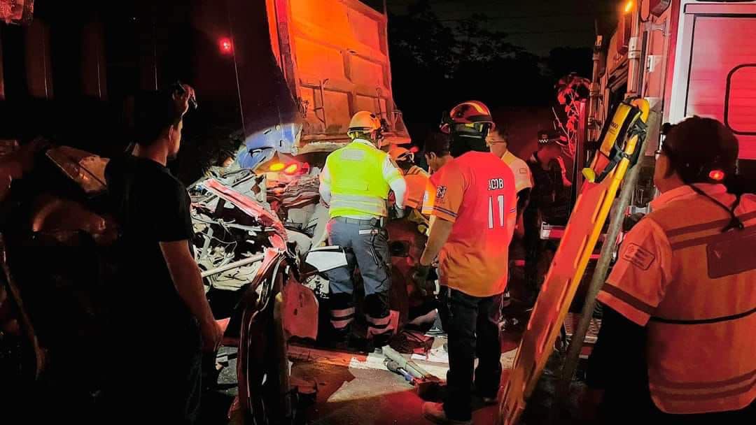 Rescatan con vida a mamá e hija tras carambola en Mina