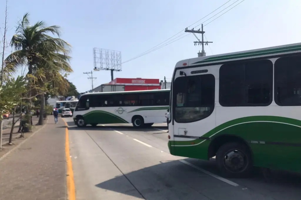 Bloqueos en Veracruz y Boca del Río generan caos vial, toma precauciones