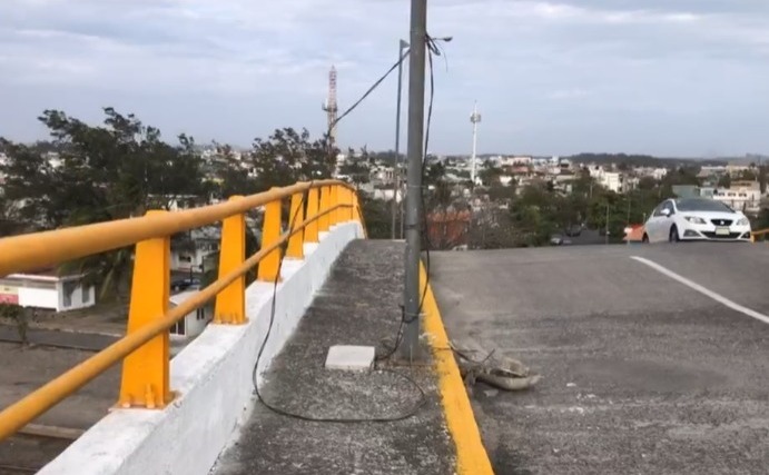 Cae luminaria en mal estado que se encontraba en el puente Jiménez