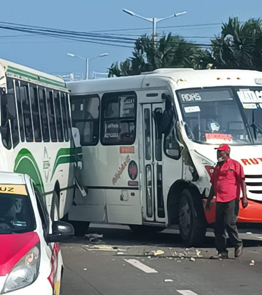 Conductores de la ruta Saeta agreden con bate a chofer de Matacocuite