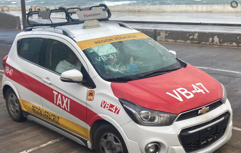 Le cae poste encima y rompe su parabrisa; taxista sufre los estragos del norte en Veracruz