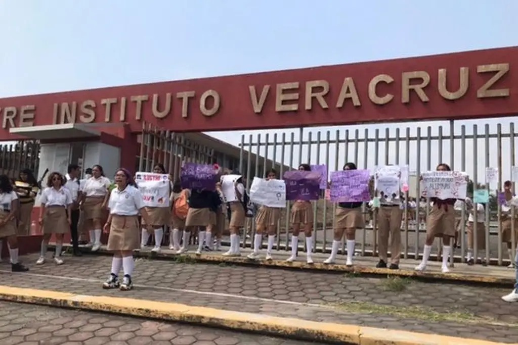 ‘El Ilustre no me cuida’, denuncian estudiantes de Boca del Río víctimas de acoso