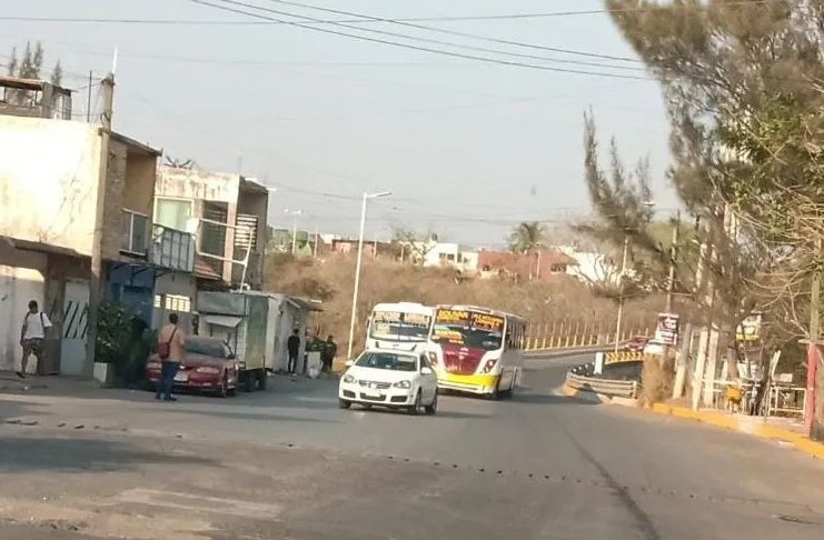 Vecinos piden mover la parada del puente Torrentes en Veracruz