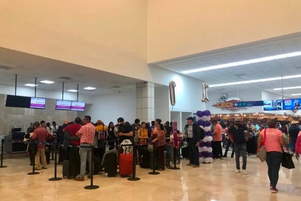 Suspenden y retrasan vuelos en aeropuerto de Veracruz