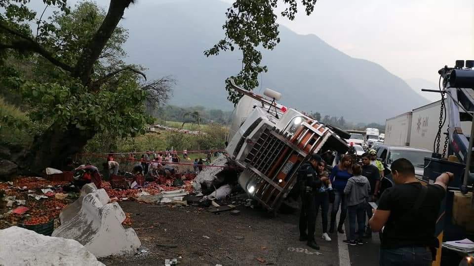 Ni los cuerpos de las víctimas respetaron; rapiña en autopista de Veracruz indigna en redes sociales