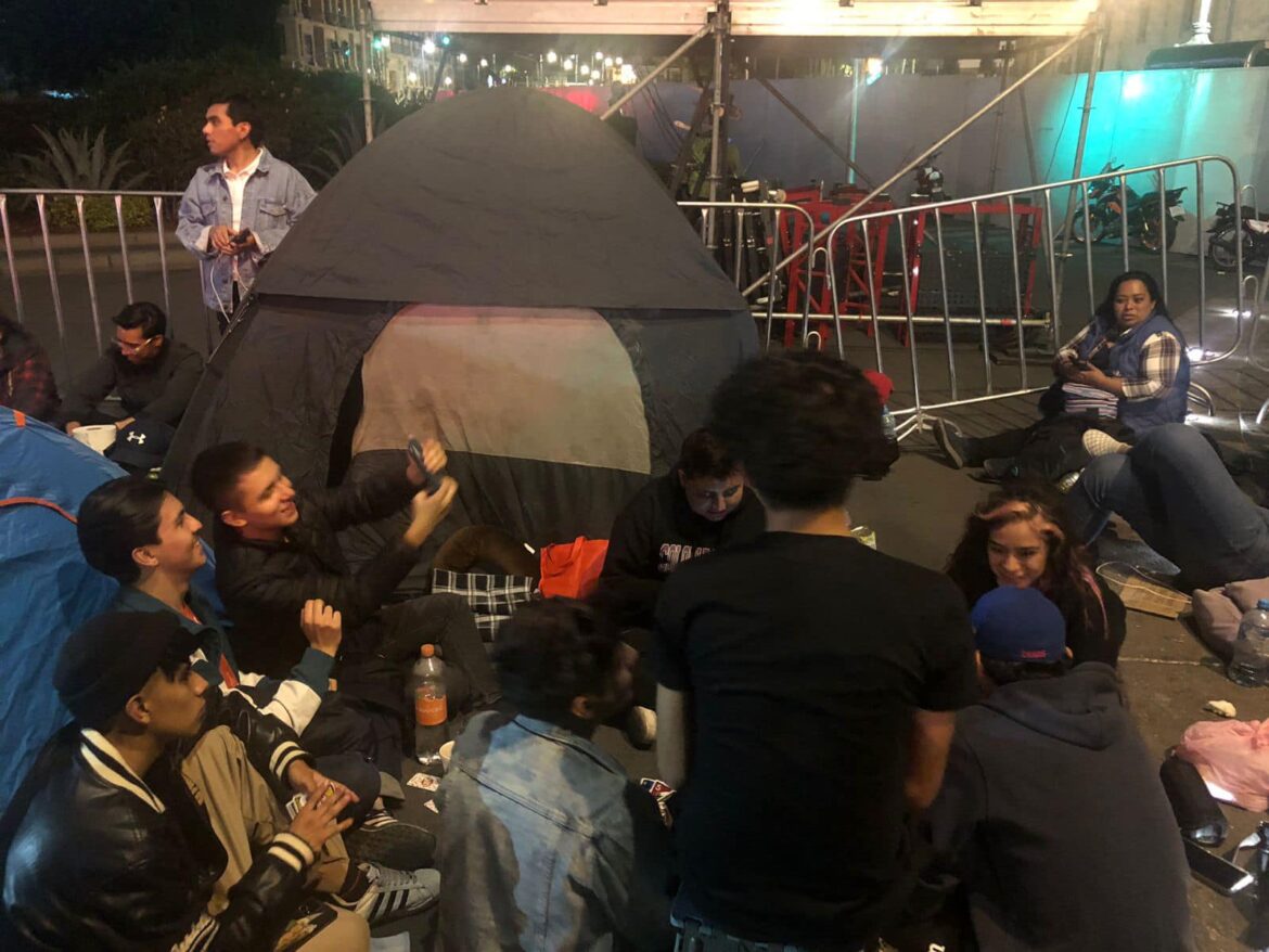 Fans acampan para ver gratis a Rosalía en el Zócalo