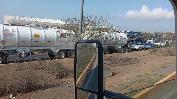 Transportistas deciden liberar un carril de salida, en lo que continúan las negociaciones; se estiman pérdidas millonarias