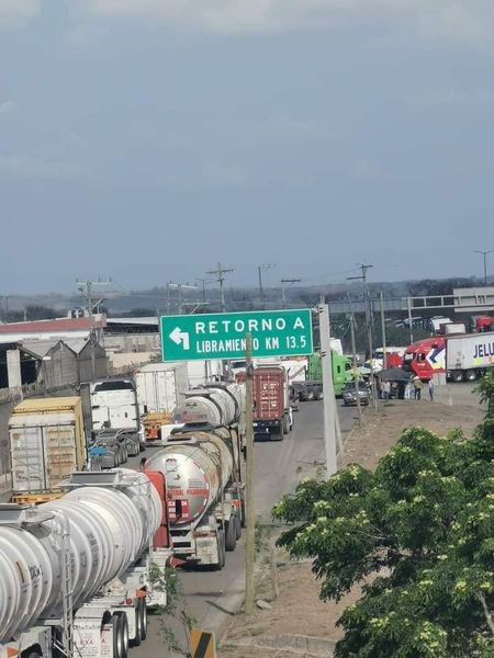 Aduanas y transportistas llegan a un acuerdo, quitarán bloqueo al Puerto de Veracruz