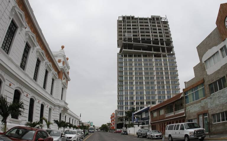 Torre Centro causo grietas y hundimientos en vivienda de familia veracruzana