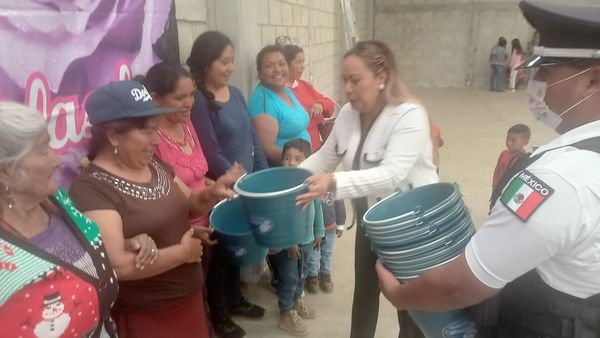 Alcaldesa de Villa Aldama regala cubetas por el día de las madres