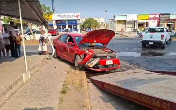 Hombre arrolla a estudiante y puesto de verduras en Lagos Puente Moreno