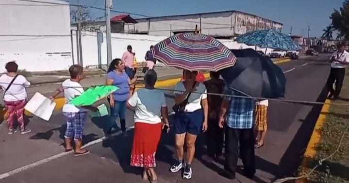 Tras 5 años con apagones, vecinos bloquean el puente Allende en Veracruz