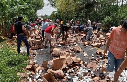 Rapiñeros saquean tráiler cargado de cervezas en Cosamaloapan