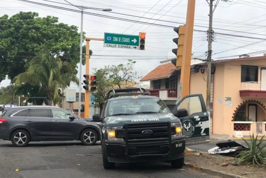 Choca camioneta contra patrulla de la Fuerza Civil en Boca del Río