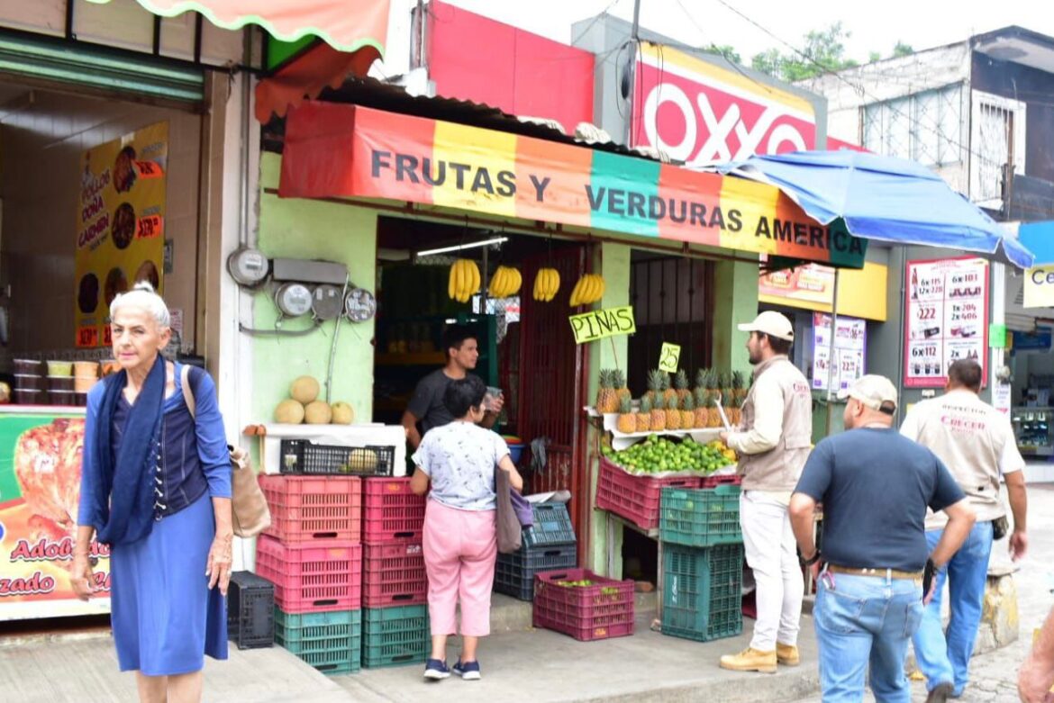 En Emiliano Zapata quitan cubetas, rejas y mercancía de comercios que obstruyen la banqueta