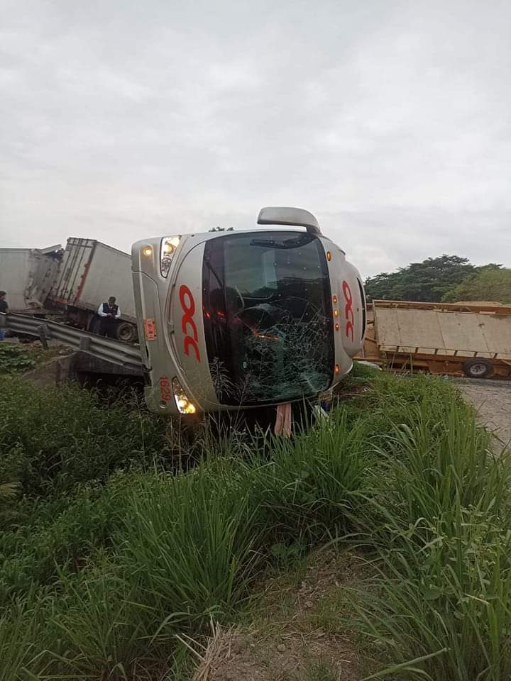 Fuerte accidente a la altura de Tierra Blanca deja 14 heridos y una persona fallecida