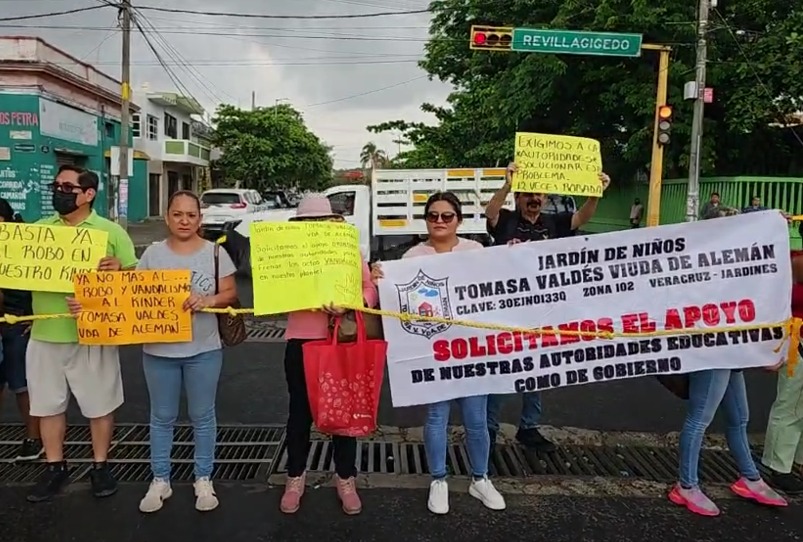 Hartos de los robos a la escuela de sus hijos padres de familia bloquean calles de Veracruz