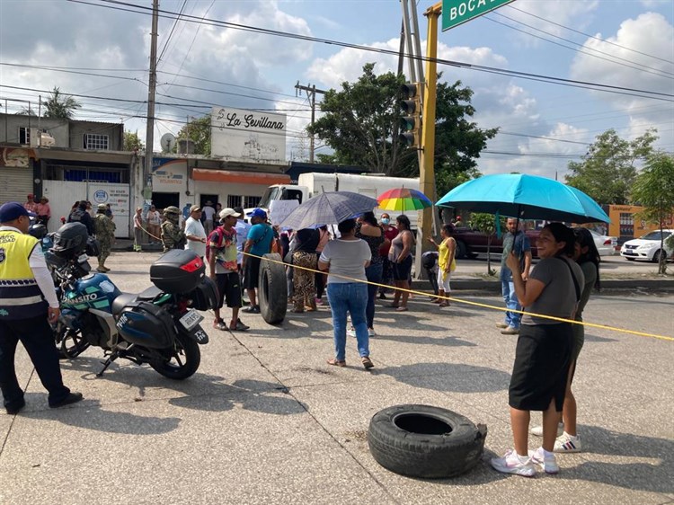 Padres de familia bloquean JB Lobos para exigir destitución de directora de primaria, en Veracruz