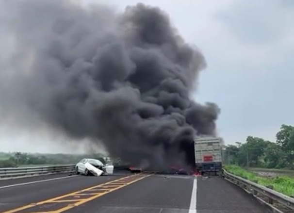 Tráiler choca contra automóvil y se incendia en el libramiento de Cardel