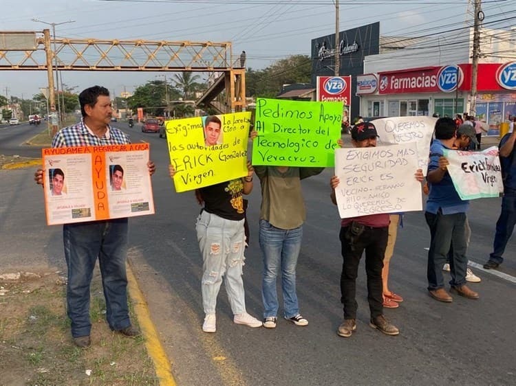 Bloquean carretera federal Xalapa-Veracruz por la desaparición de Erick estudiante del Tec de Veracruz