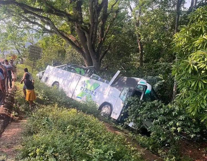 Con todo y pasajeros se voltea autobús en Catemaco, 16 personas resultaron lesionadas