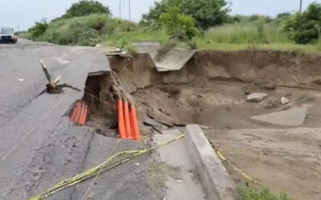 Vecinos del fraccionamiento Oasis piden que reparen el socavón de Camino Real