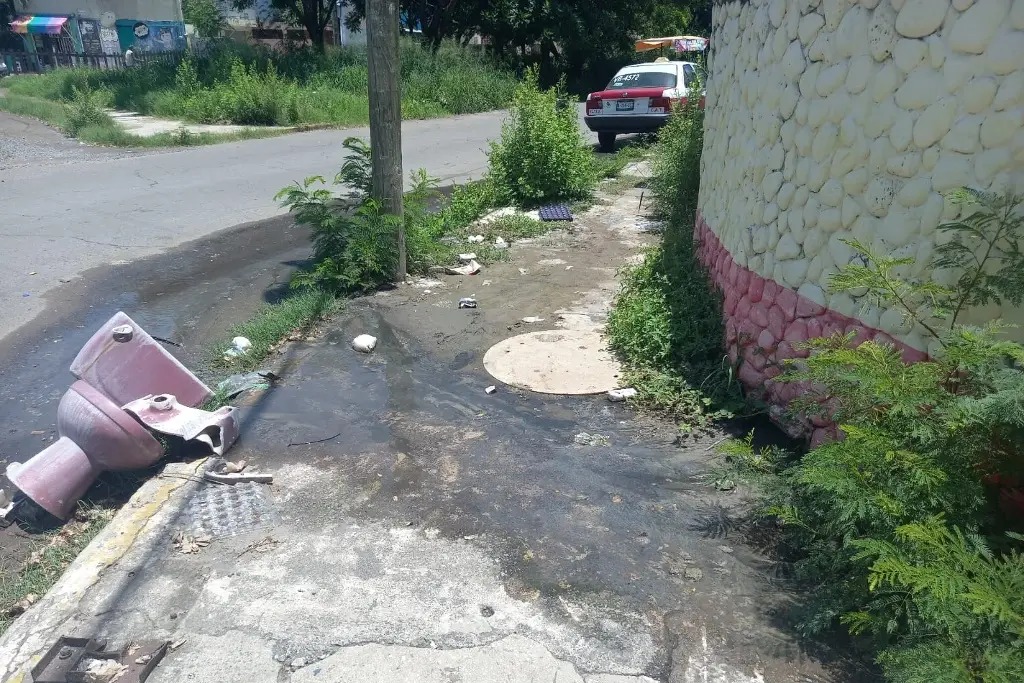 Denuncian alcantarillas tapadas y fugas de aguas negras, alerta sanitaria en Infonavit Buenavista