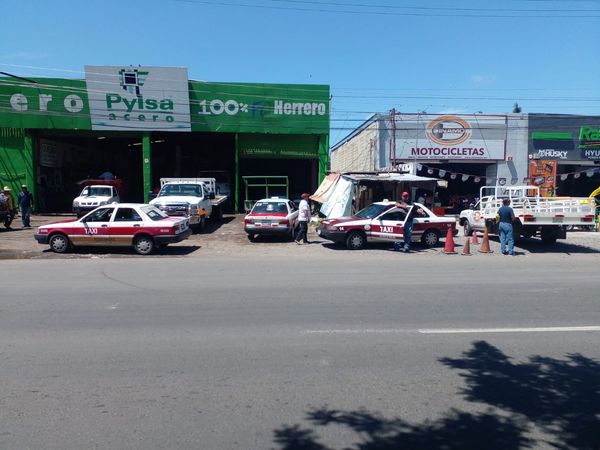 vecinos denuncian a taxistas en Tejería por ocupar parada de camiones