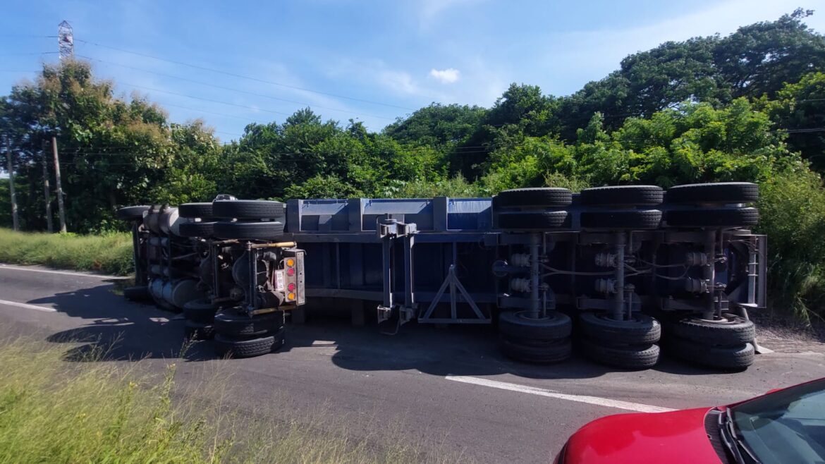 Trailer termina volcándose en la Veracruz-Xalapa tras caer en la cuneta