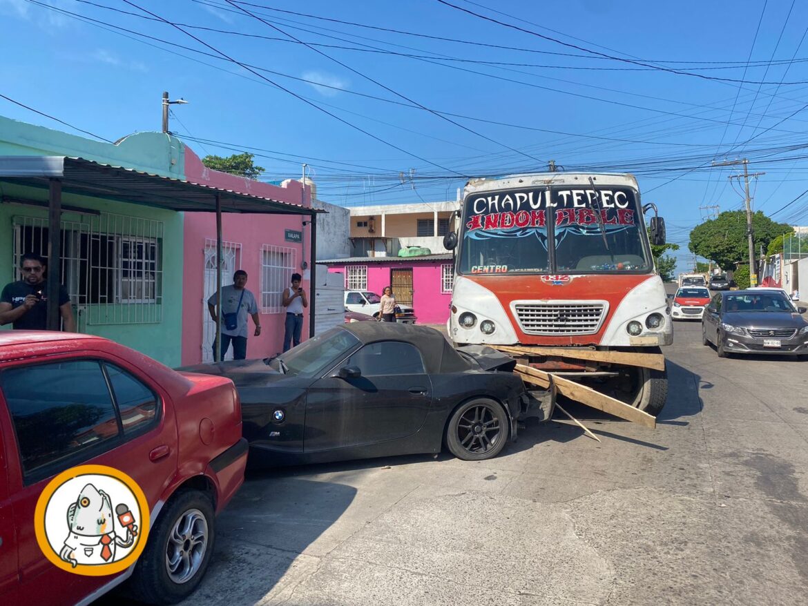 Camión de la ruta Chapultepec se queda sin frenos y choca un BMW