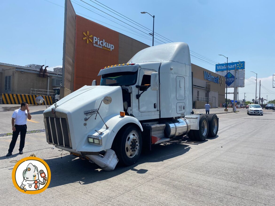 Carambola en la avenida Rafael Cuervo, tráiler choca con varios coches