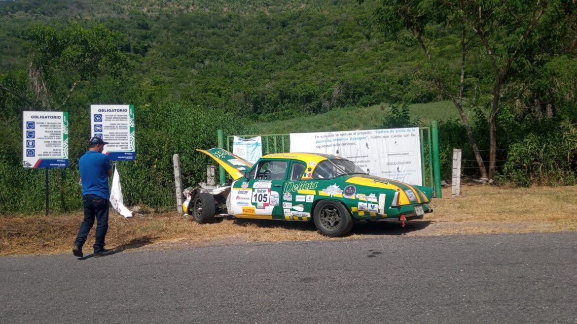 Automóvil se accidenta durante la Carrera Panamericana