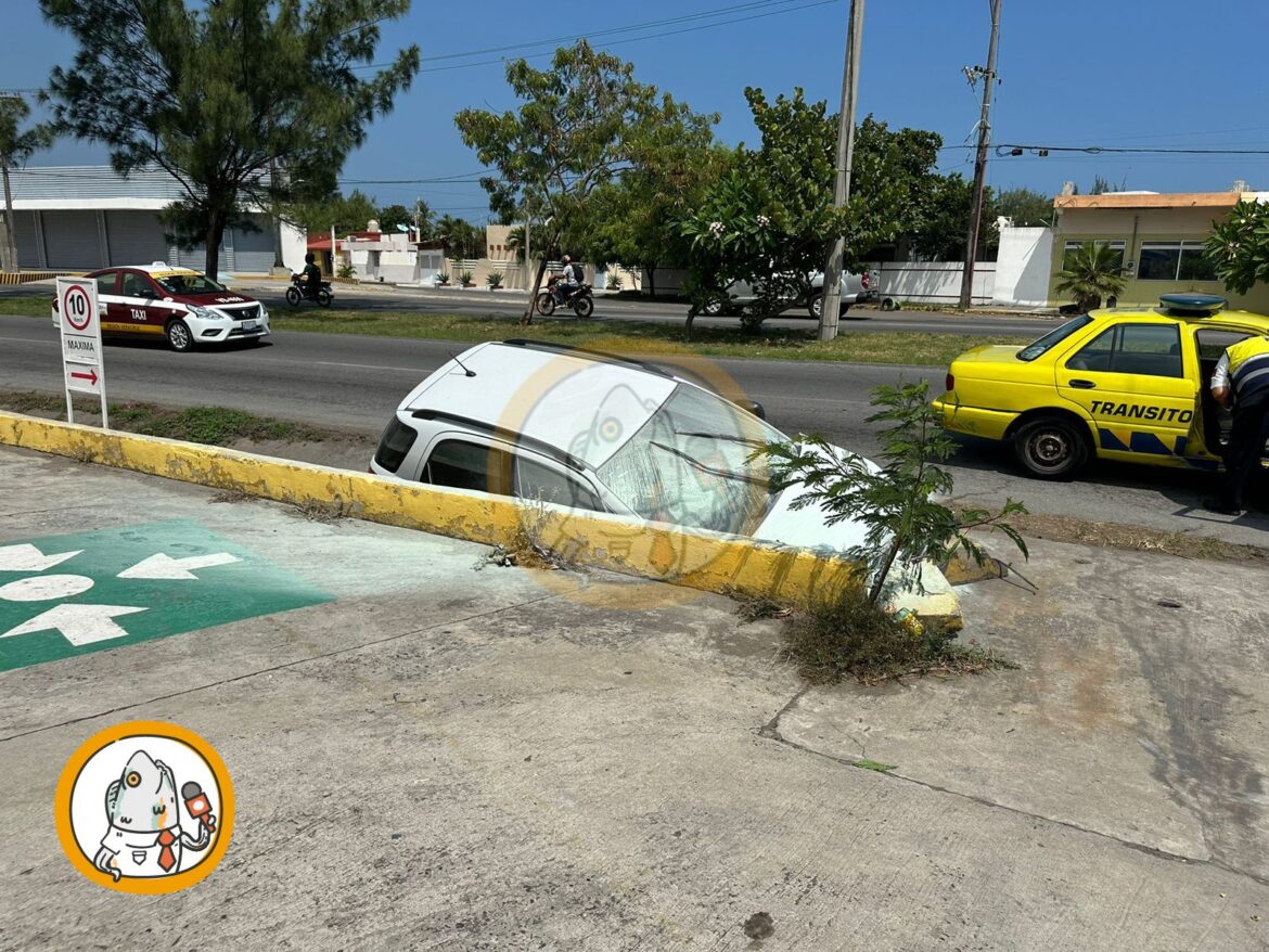 Iba con su abuelita de compras y terminan en un caño con todo y camioneta