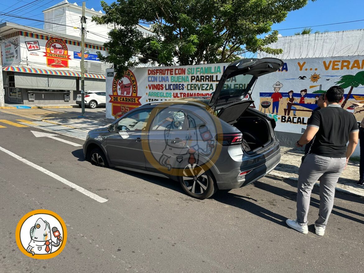 Auto se va al socavón en avenida Washington