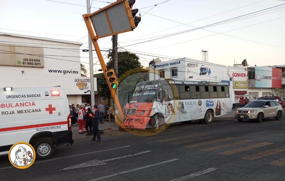 Urbano de Lomas 4 deja ocho lesionados al estrellarse contra un semáforo