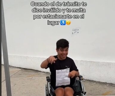 Joven en silla de ruedas recibe multa por estacionarse en lugar para discapacitados