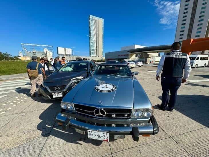 Automovilista se impacta contra auto de exhibición