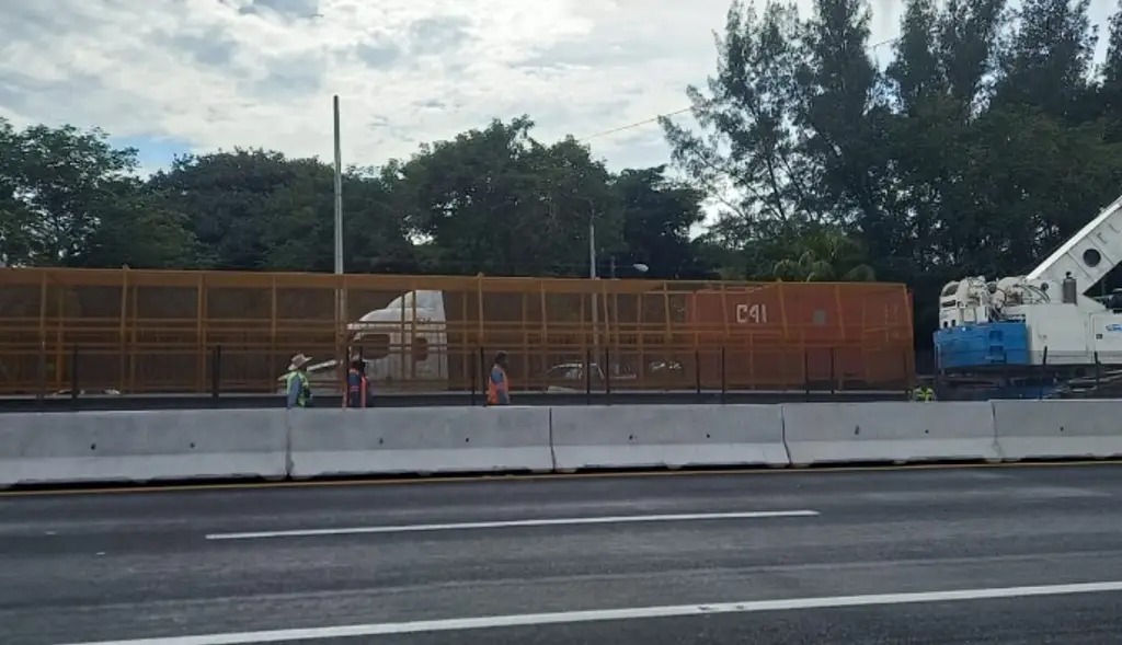 Puente peatonal en autopista Cardel-Veracruz causa problemas