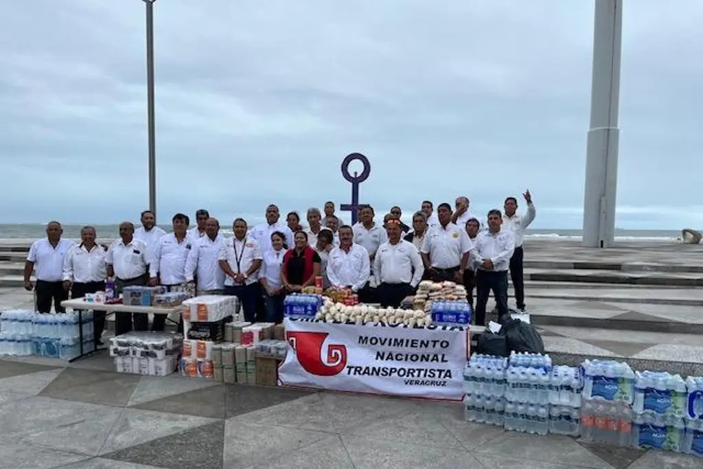 Taxistas del puerto de Veracruz recolectan víveres para damnificados